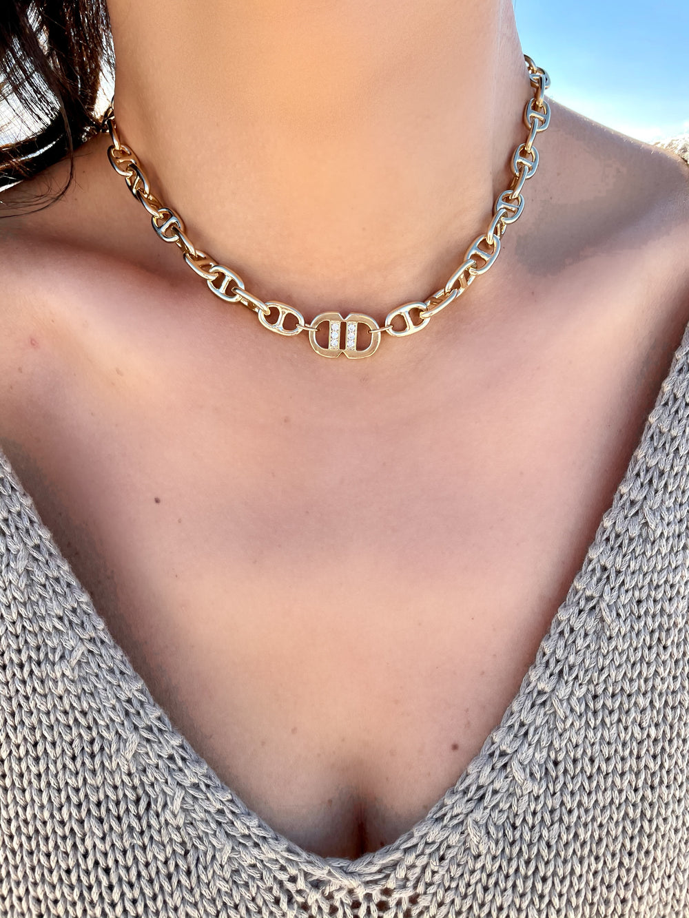 Olivia Le model wearing the Beverly links necklace