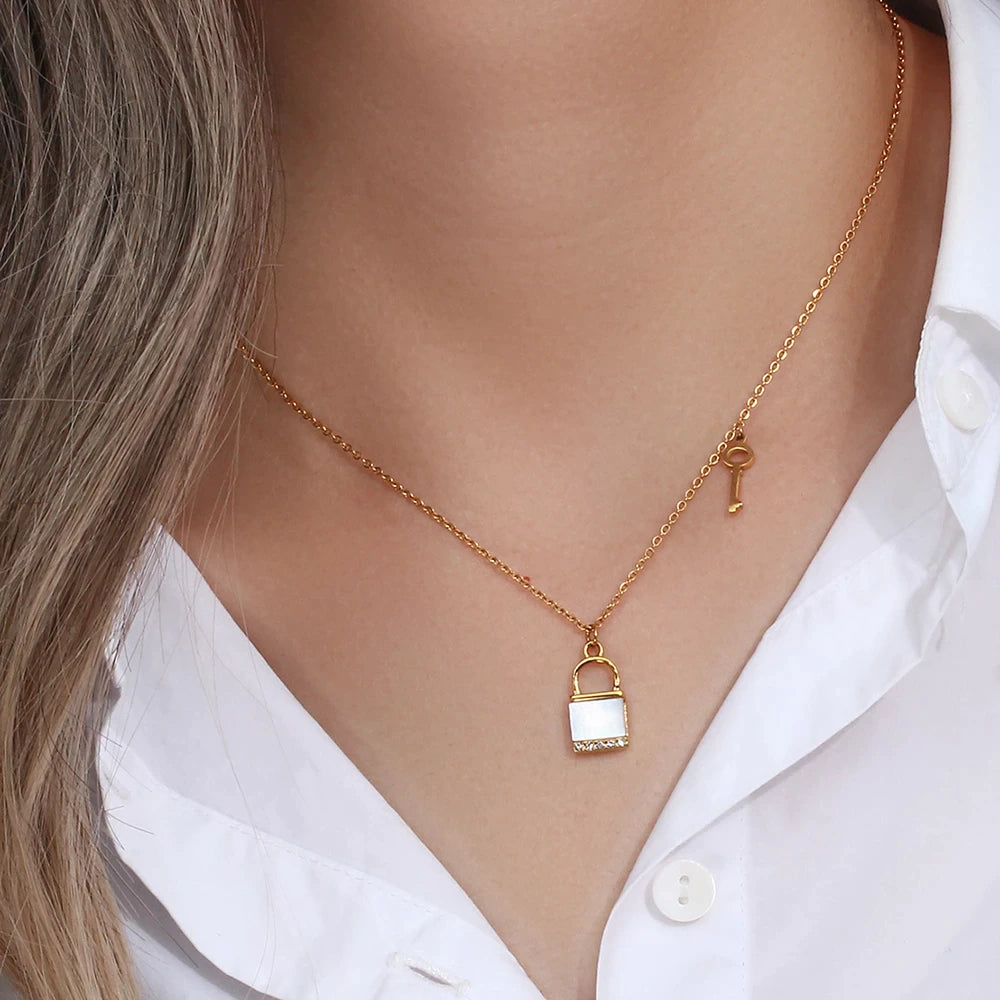Model wearing the olivia le kora pendant chain necklace 