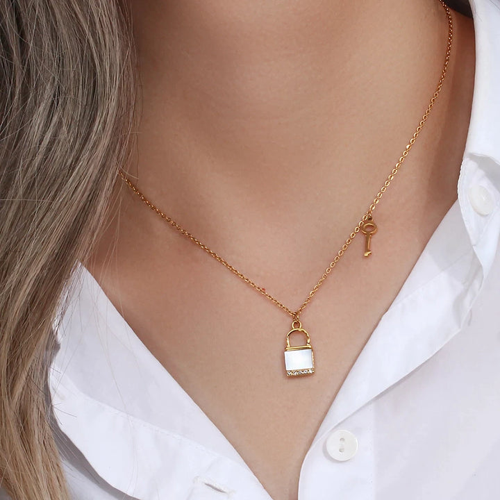 Model wearing the olivia le kora pendant chain necklace 