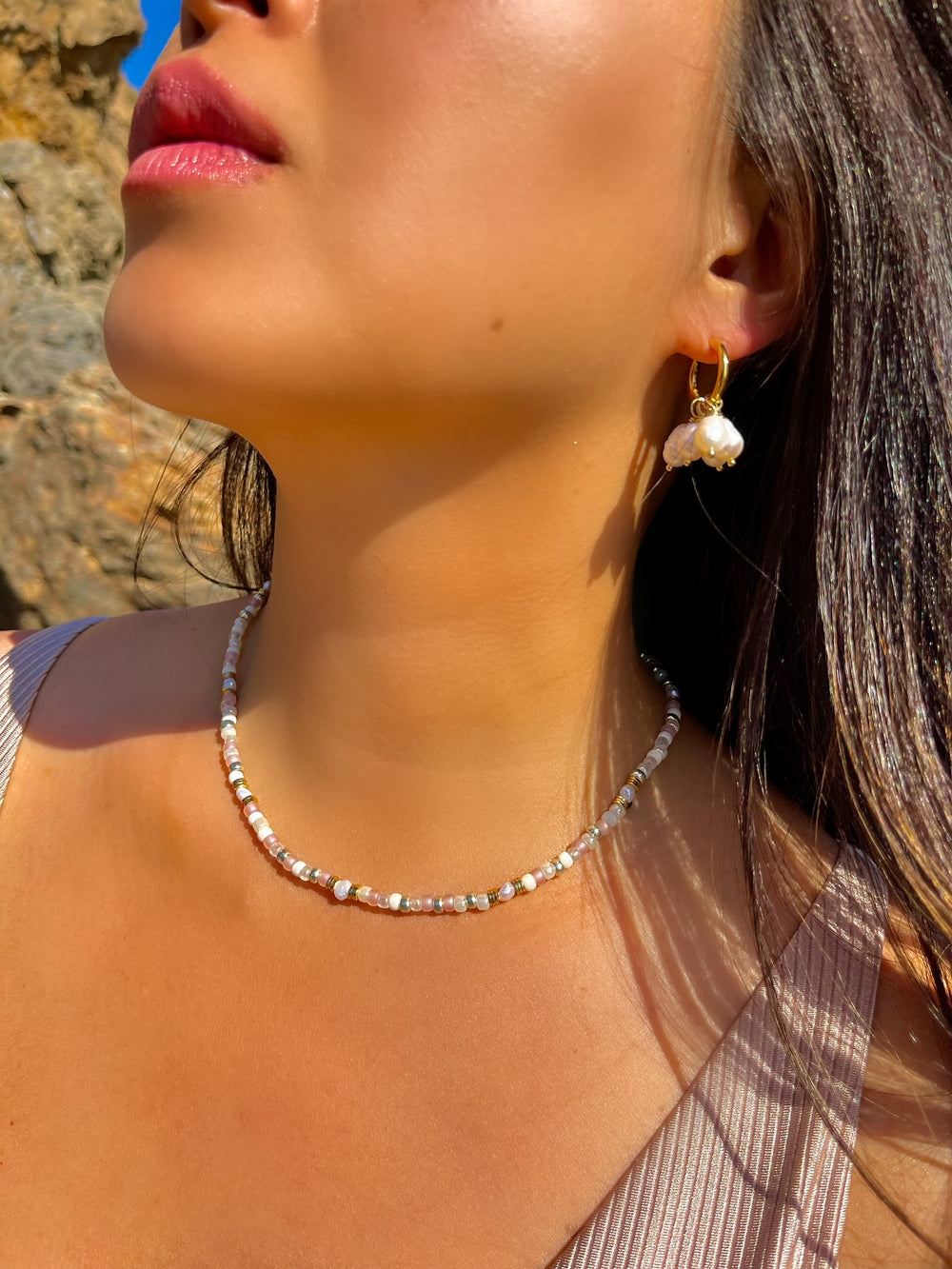 olivia le shimmer bead necklace worn on model wearing pearl hoop earrings 